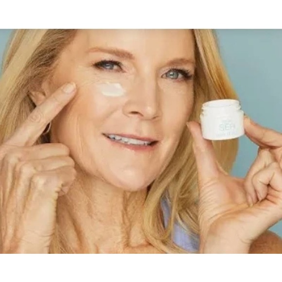 TARTE "SEA" BEST-SELLERS STARTER MAKEUP & SKINCARE SET - Picture 5 of 6